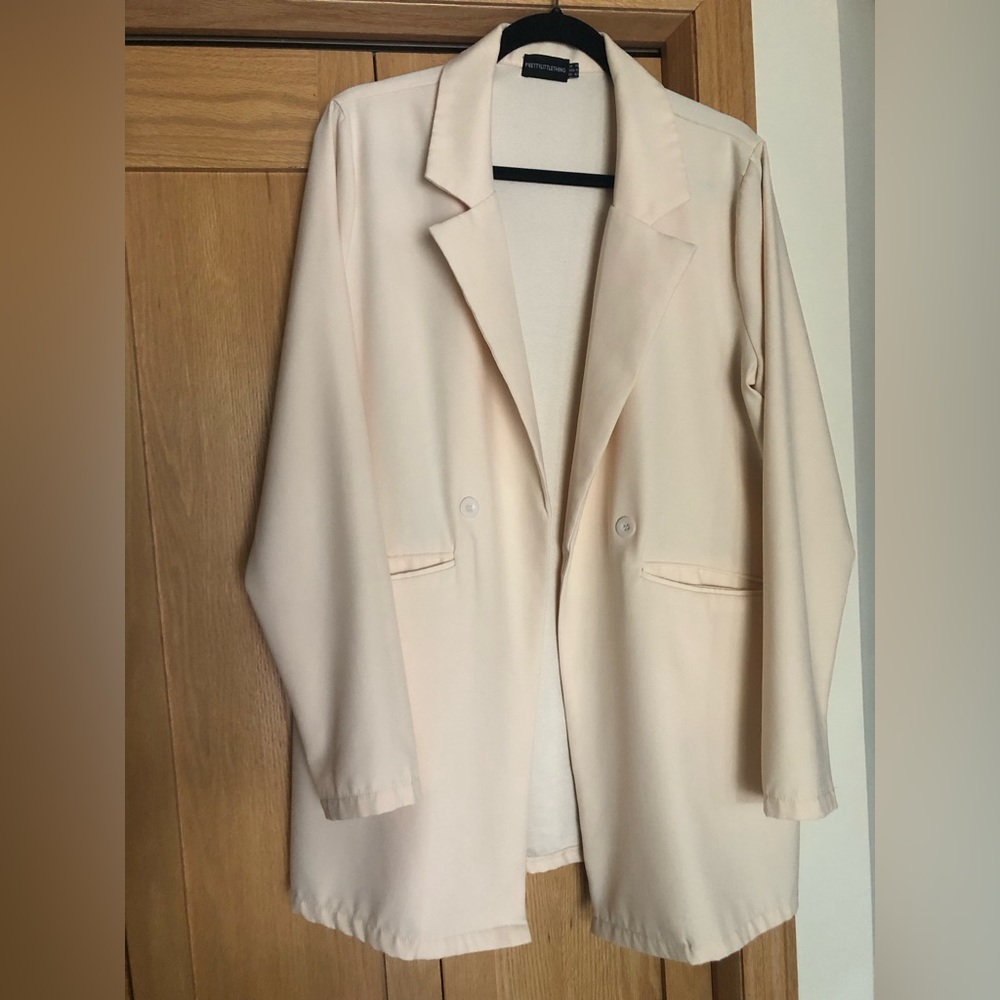 Pretty Little Thing cream colored relaxed fit blazer. Size 10. Great condition!